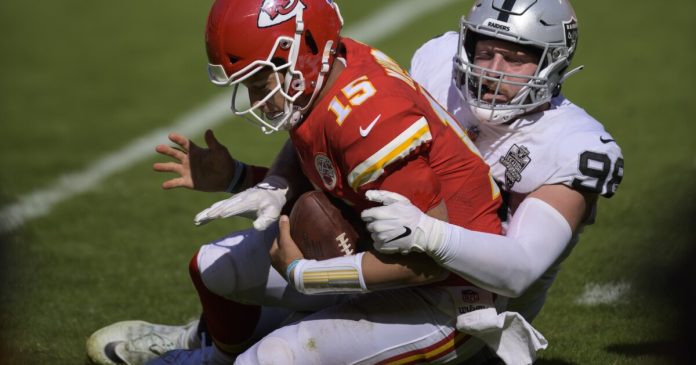Raiders surge continues, batter Chiefs 20-14