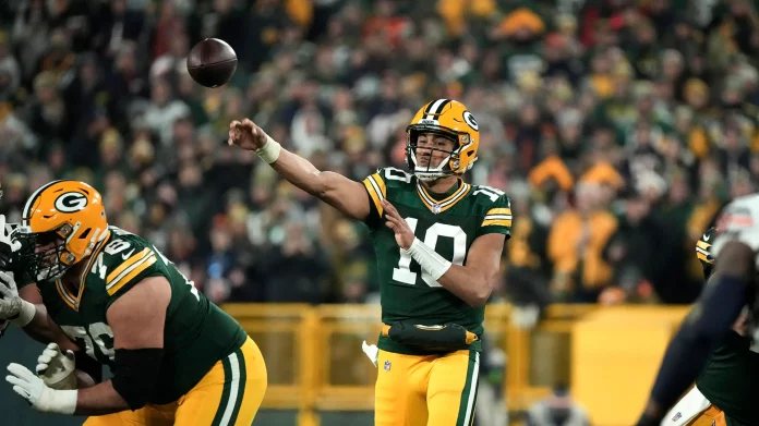 Packers down Bears 17-9 to finish strong