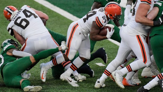 Browns rework injured RB Chubb for '24